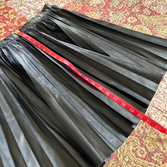 Modbe women's faux leather pleated mini skirt size 6 - Picture 10 of 10